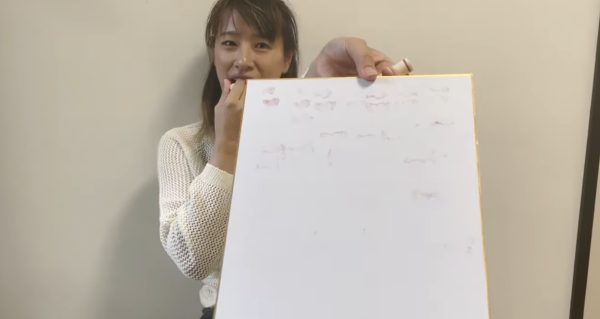 春菜はな★【YouTubeで使用】キスマーク付き色紙2枚＆チェキ - 画像 (3)
