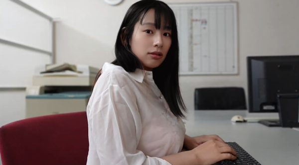春菜はな★「爆乳の同僚と２人きりの残業で、気づいたら激しいHしてた」 - 画像 (2)